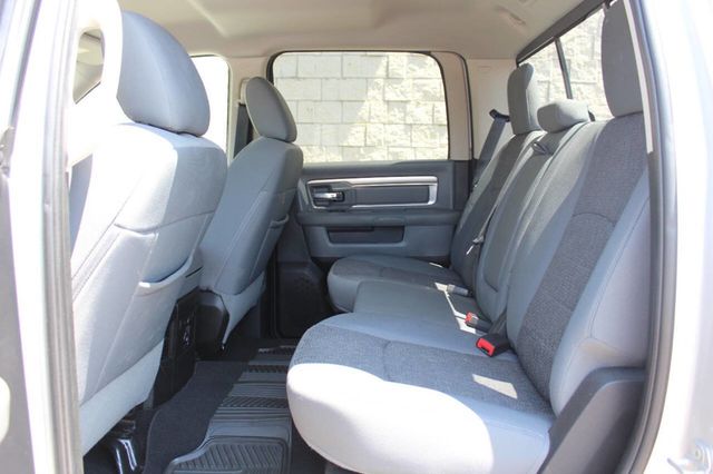 2016 Ram 1500 4WD Crew Cab 140.5" Big Horn - 22879043 - 19