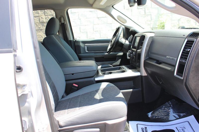 2016 Ram 1500 4WD Crew Cab 140.5" Big Horn - 22879043 - 20