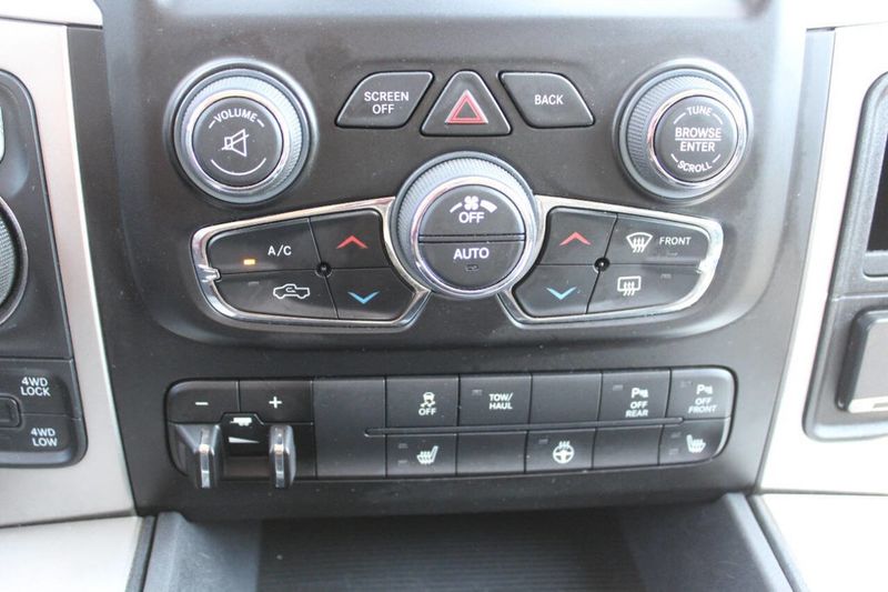 2016 Ram 1500 4WD Crew Cab 140.5" Big Horn - 22879043 - 23