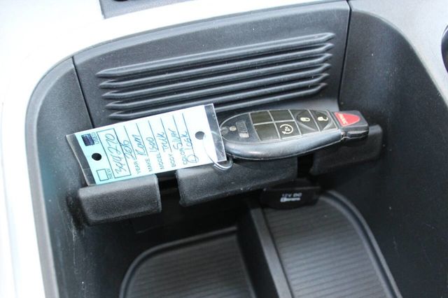 2016 Ram 1500 4WD Crew Cab 140.5" Big Horn - 22879043 - 24