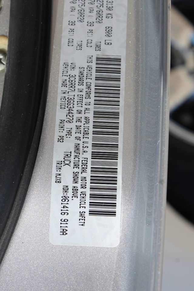 2016 Ram 1500 4WD Crew Cab 140.5" Big Horn - 22879043 - 25