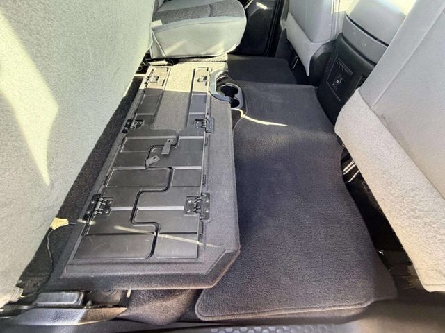 2016 Ram 1500 4WD Crew Cab 140.5" Big Horn - 23015718 - 18