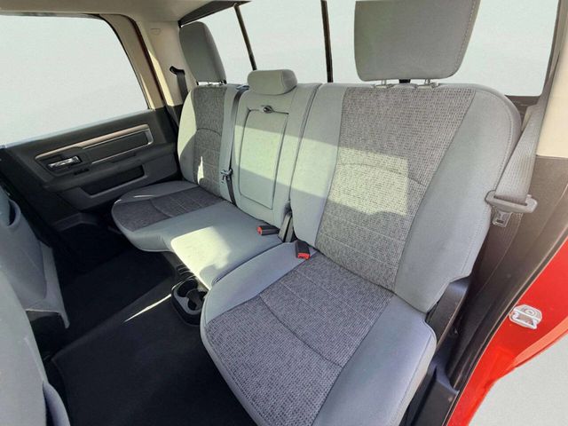 2016 Ram 1500 4WD Crew Cab 140.5" Big Horn - 23015718 - 20