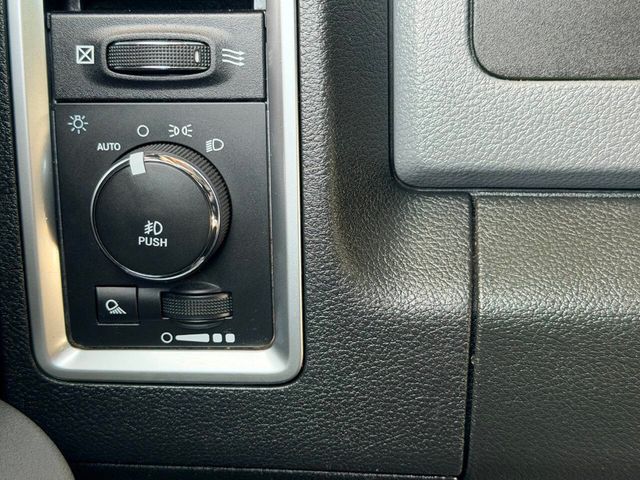 2016 Ram 1500 4WD Crew Cab 140.5" Big Horn - 23015718 - 33