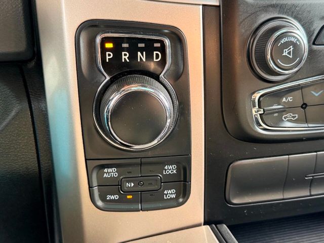 2016 Ram 1500 4WD Crew Cab 140.5" Big Horn - 23015718 - 42