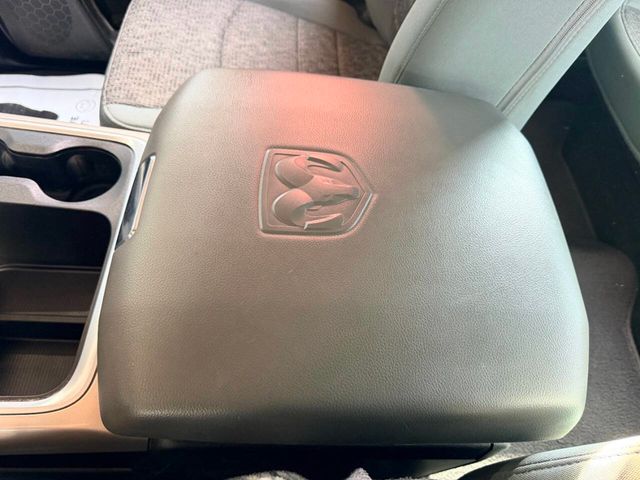 2016 Ram 1500 4WD Crew Cab 140.5" Big Horn - 23015718 - 45