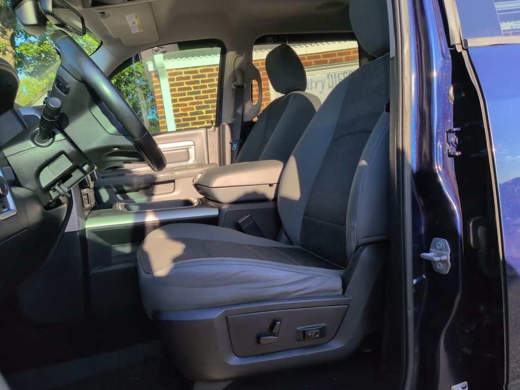 2016 Ram 1500 4WD Crew Cab 140.5" Big Horn - 23082076 - 14