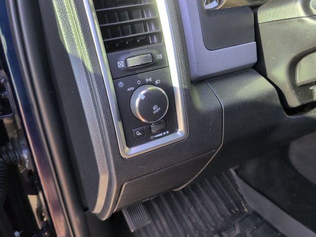 2016 Ram 1500 4WD Crew Cab 140.5" Big Horn - 23082076 - 16
