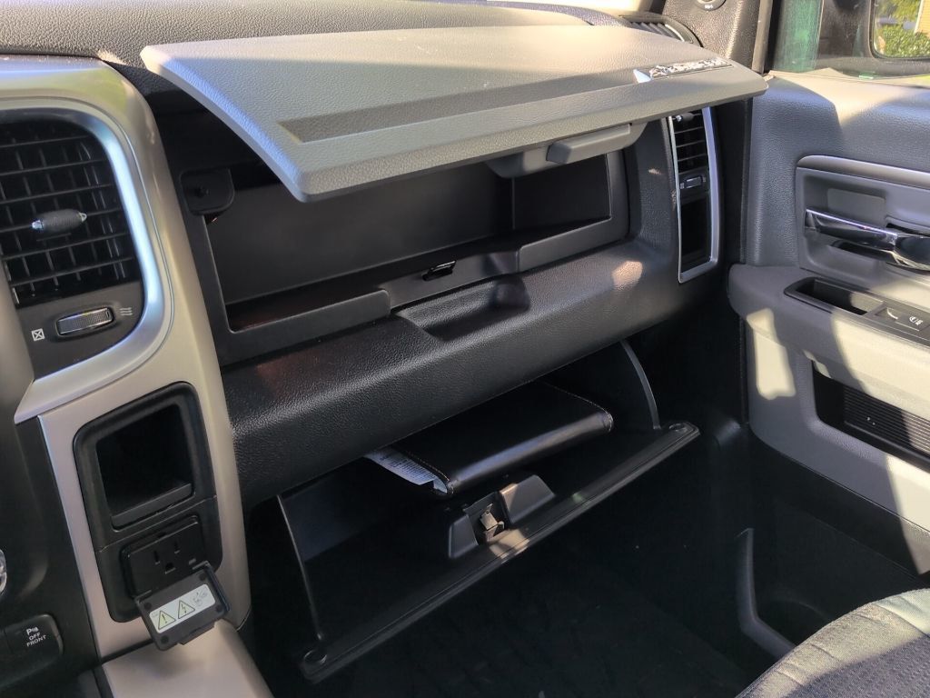 2016 Ram 1500 4WD Crew Cab 140.5" Big Horn - 23082076 - 21