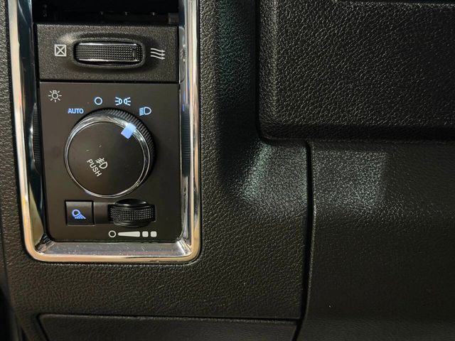 2016 Ram 1500 4WD Crew Cab 140.5" Laramie - 22982595 - 32