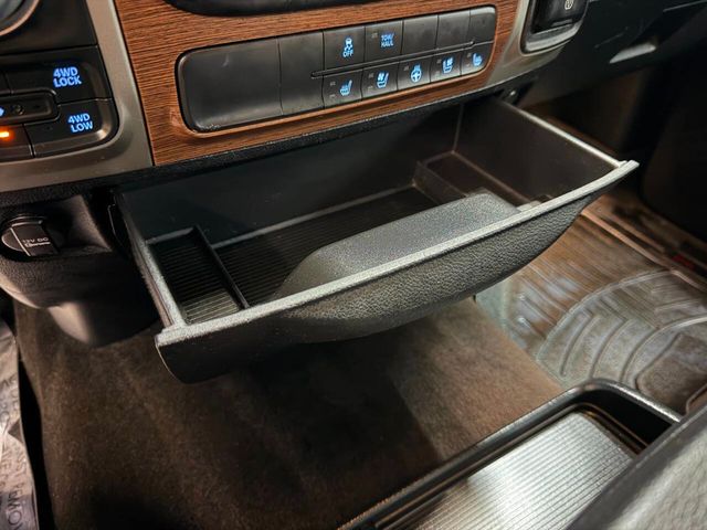 2016 Ram 1500 4WD Crew Cab 140.5" Laramie - 22982595 - 43