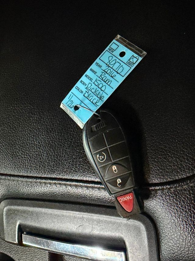 2016 Ram 1500 4WD Crew Cab 140.5" Laramie - 22982595 - 48