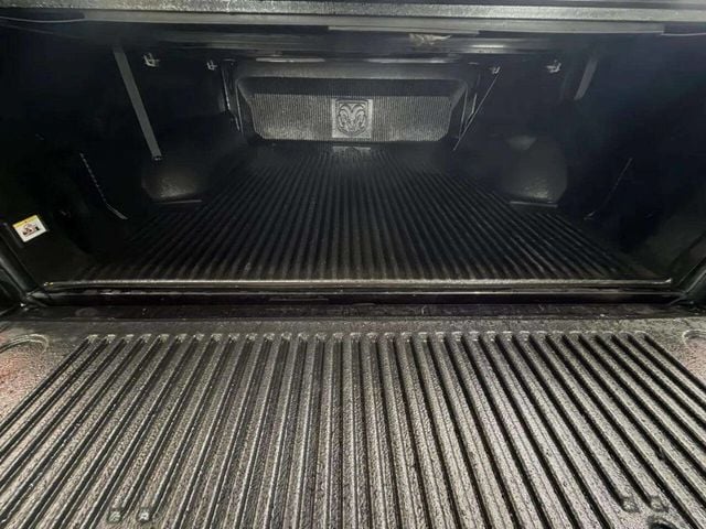 2016 Ram 1500 4WD Crew Cab 140.5" Laramie - 22982595 - 7