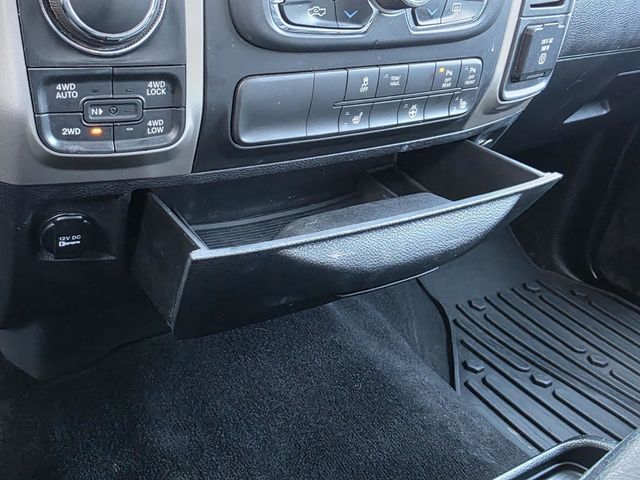 2016 Ram 1500 4WD Crew Cab 140.5" SLT - 22982681 - 19