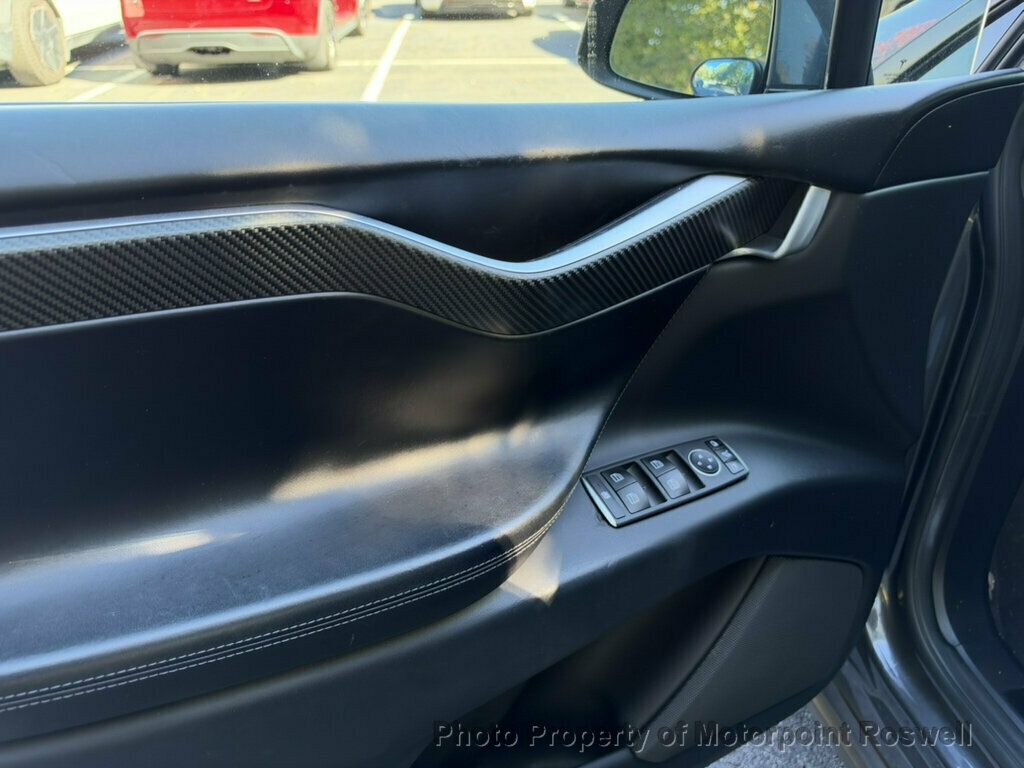 Tesla Model X photo 8