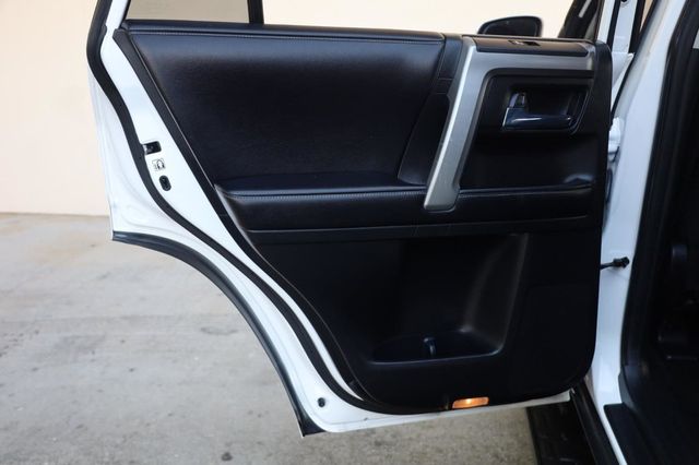 2016 Toyota 4Runner SR5 - 23040828 - 16