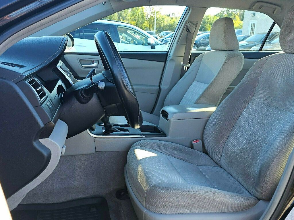 2016 Toyota Camry photo 15