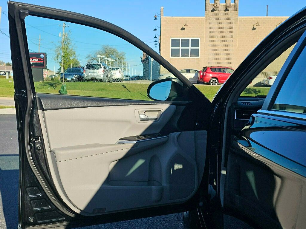 2016 Toyota Camry photo 21