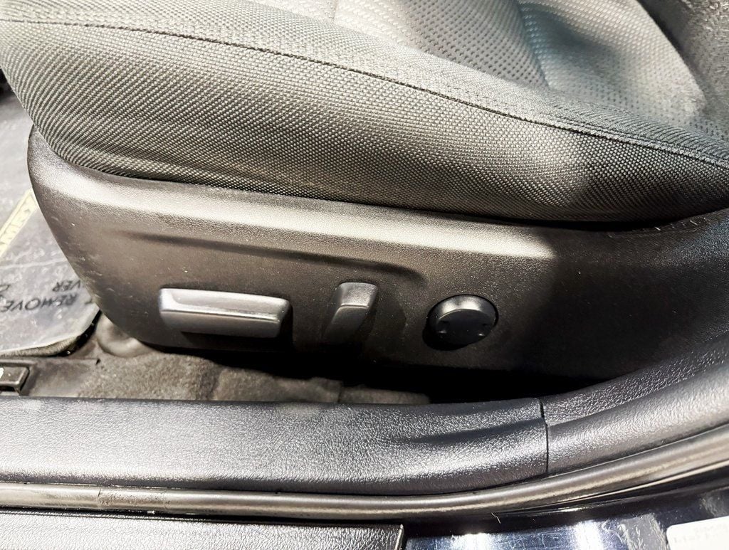 2016 Toyota Camry 4dr Sedan I4 Automatic LE - 22928489 - 24