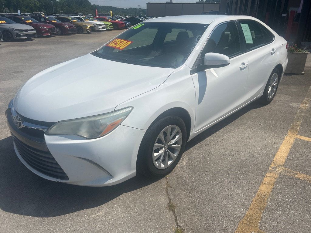 2016 Toyota Camry LE photo 2
