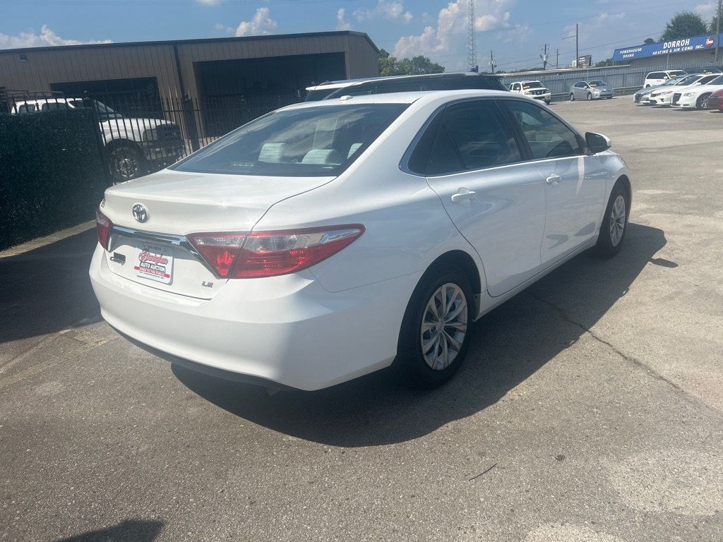 2016 Toyota Camry LE photo 3