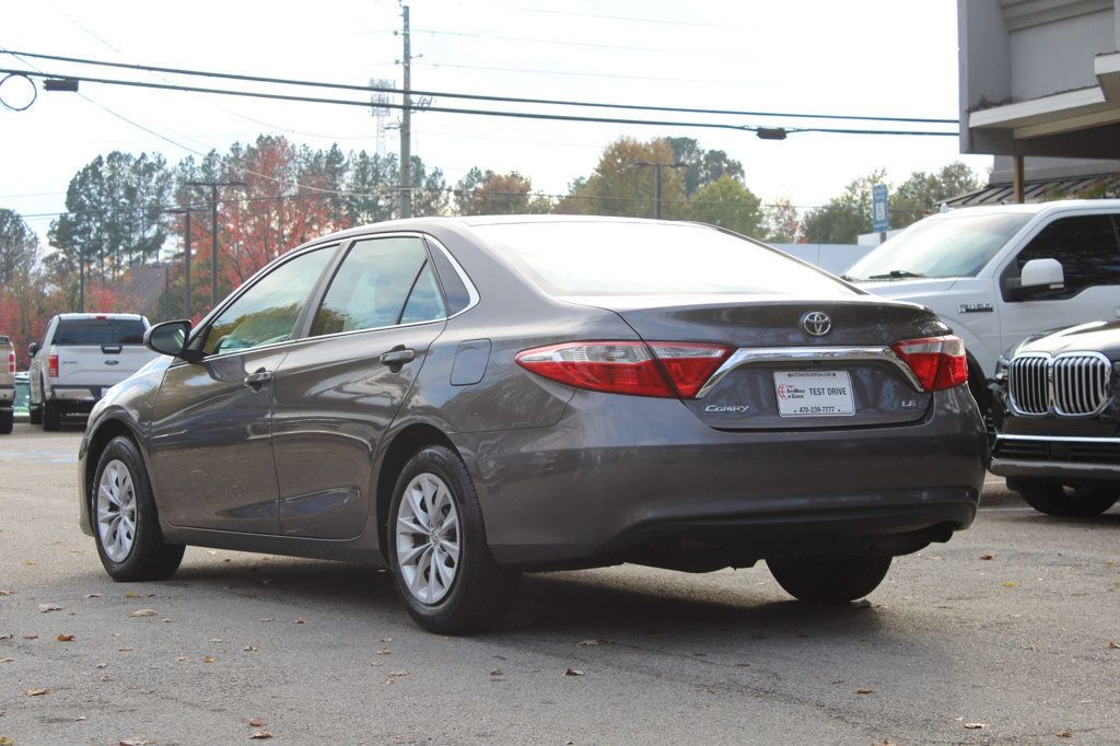 2016 Toyota Camry LE photo 4