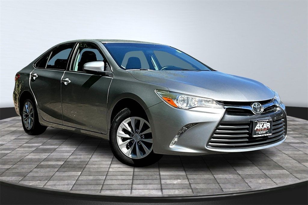 2016 Toyota Camry LE photo 3