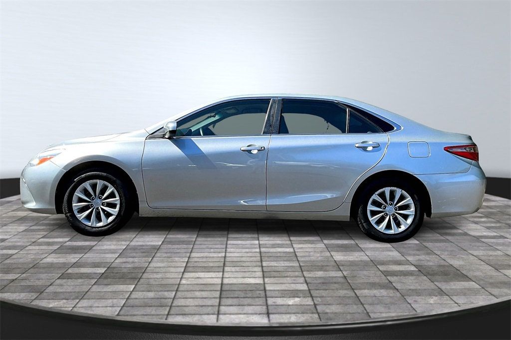 2016 Toyota Camry LE photo 4
