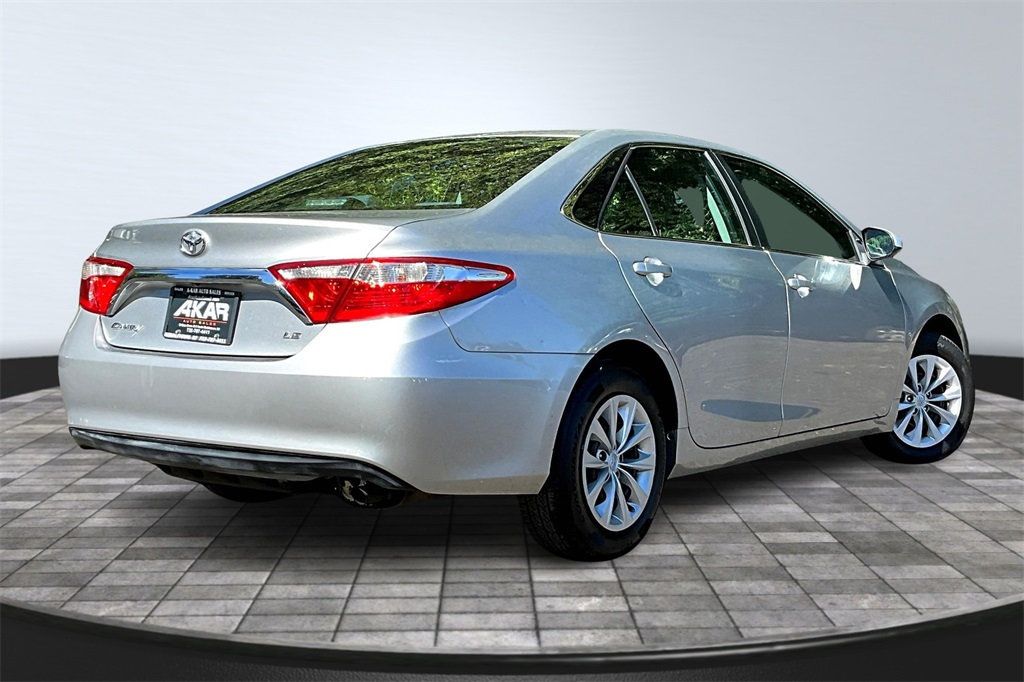 2016 Toyota Camry LE photo 5