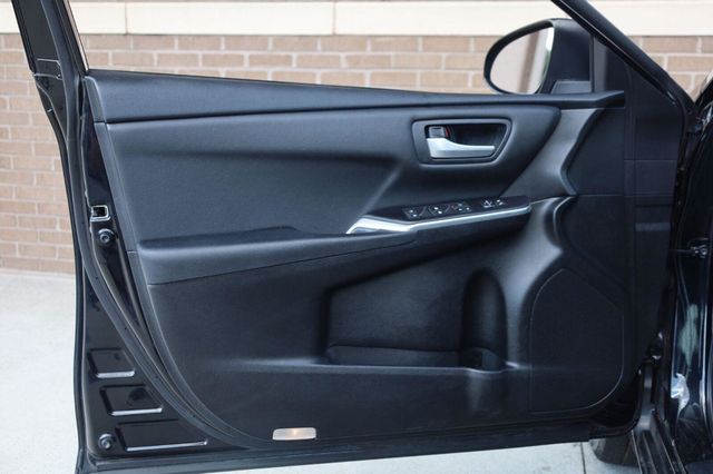 2016 Toyota Camry SE - 23075498 - 13