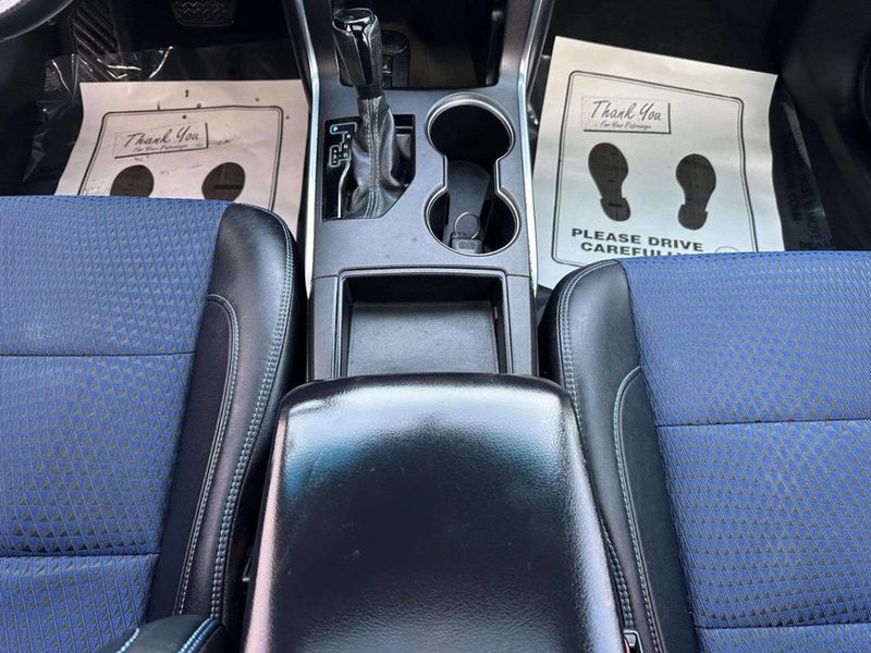 2016 Toyota Camry SE 4dr Sedan - 23000583 - 18