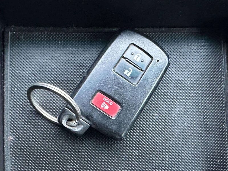 2016 Toyota Camry SE 4dr Sedan - 23000583 - 27