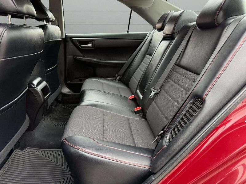 2016 Toyota Camry Hybrid 4dr Sedan SE - 22931356 - 16