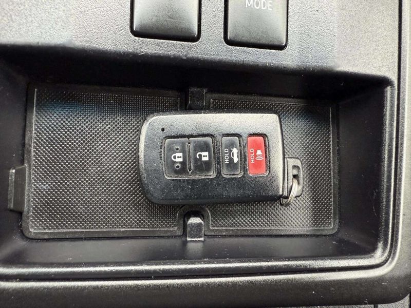 2016 Toyota Camry Hybrid 4dr Sedan SE - 22931356 - 32