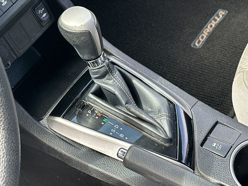 2016 Toyota Corolla LE - 22993823 - 17