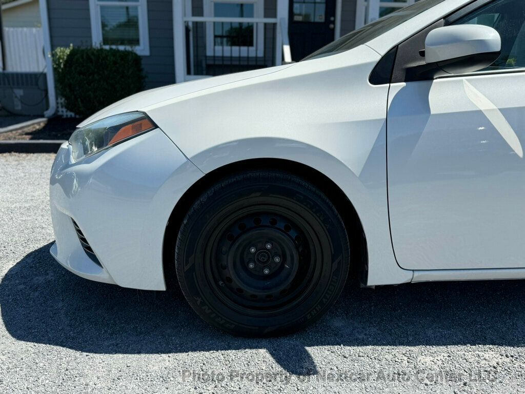 2016 Toyota Corolla LE photo 9