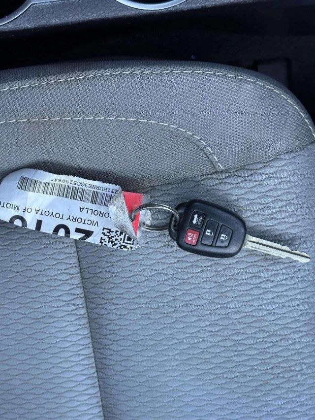 2016 Toyota Corolla LE 4dr Sedan - 22979995 - 28