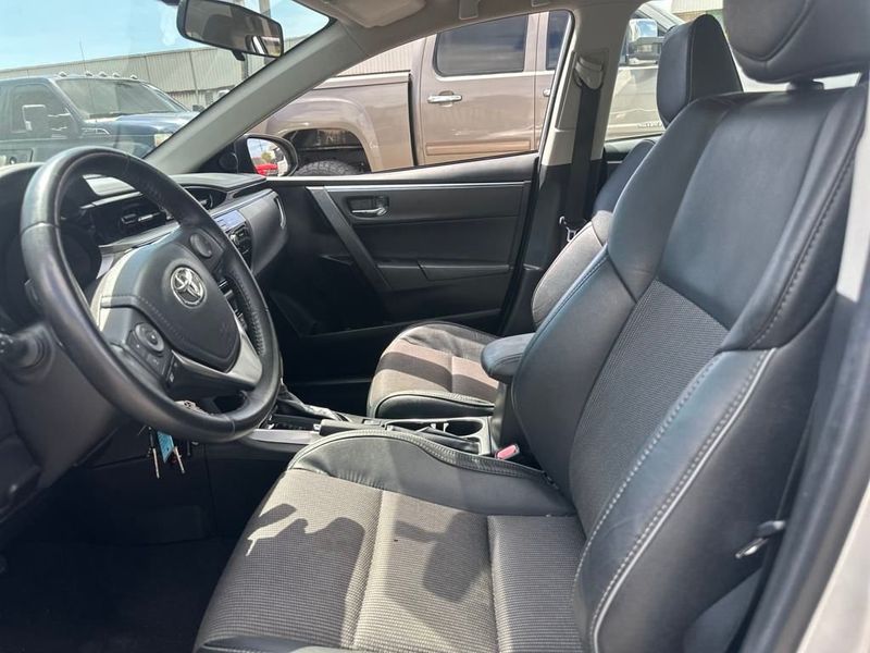 2016 Toyota Corolla LE photo 11