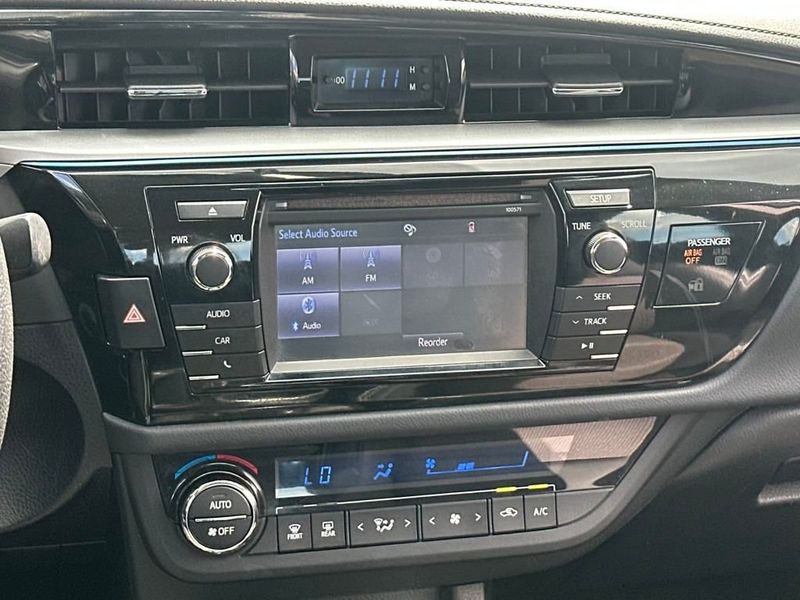 2016 Toyota Corolla LE photo 14