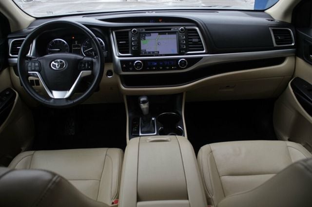 2016 Toyota Highlander AWD XLE W/ 2ND ROW CAPTAIN CHAIRS, LEATHER, MOONROOF - 22960207 - 12