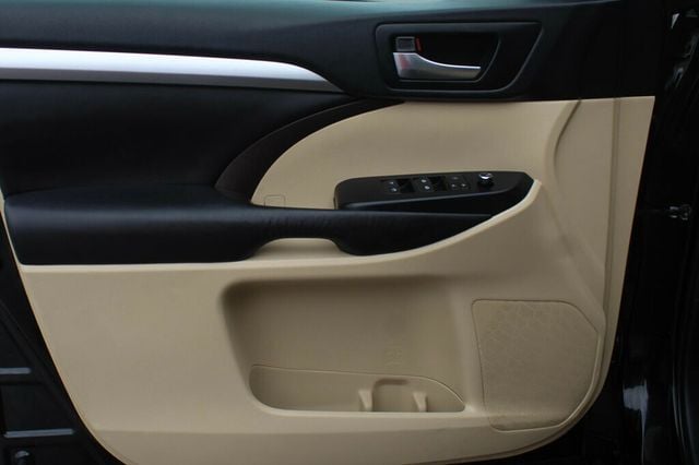 2016 Toyota Highlander AWD XLE W/ 2ND ROW CAPTAIN CHAIRS, LEATHER, MOONROOF - 22960207 - 19