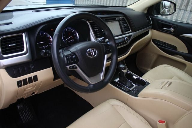 2016 Toyota Highlander AWD XLE W/ 2ND ROW CAPTAIN CHAIRS, LEATHER, MOONROOF - 22960207 - 24
