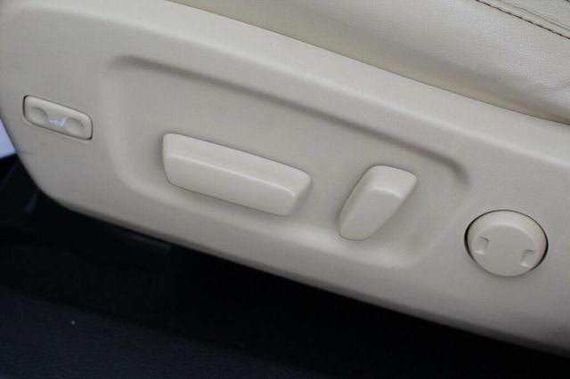 2016 Toyota Highlander AWD XLE W/ 2ND ROW CAPTAIN CHAIRS, LEATHER, MOONROOF - 22960207 - 25