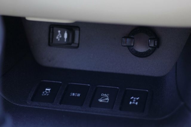 2016 Toyota Highlander AWD XLE W/ 2ND ROW CAPTAIN CHAIRS, LEATHER, MOONROOF - 22960207 - 32