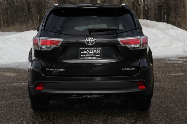 2016 Toyota Highlander AWD XLE W/ 2ND ROW CAPTAIN CHAIRS, LEATHER, MOONROOF - 22960207 - 4