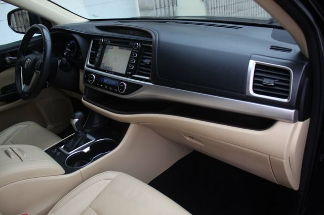 2016 Toyota Highlander AWD XLE W/ 2ND ROW CAPTAIN CHAIRS, LEATHER, MOONROOF - 22960207 - 8