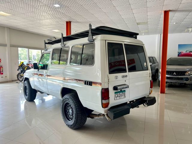 2016 Toyota Land Cruiser Troopy 5 Speed Diesel V6 13 pasajeros - 22958164 - 9