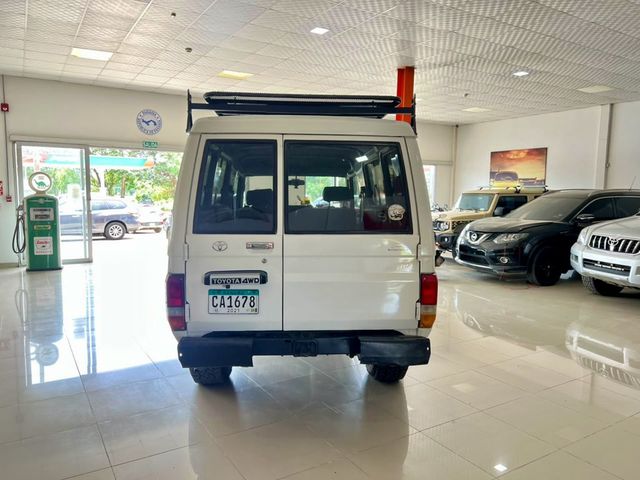 2016 Toyota Land Cruiser Troopy 5 Speed Diesel V6 13 pasajeros - 22958164 - 10