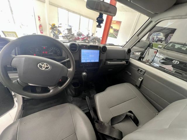 2016 Toyota Land Cruiser Troopy 5 Speed Diesel V6 13 pasajeros - 22958164 - 11