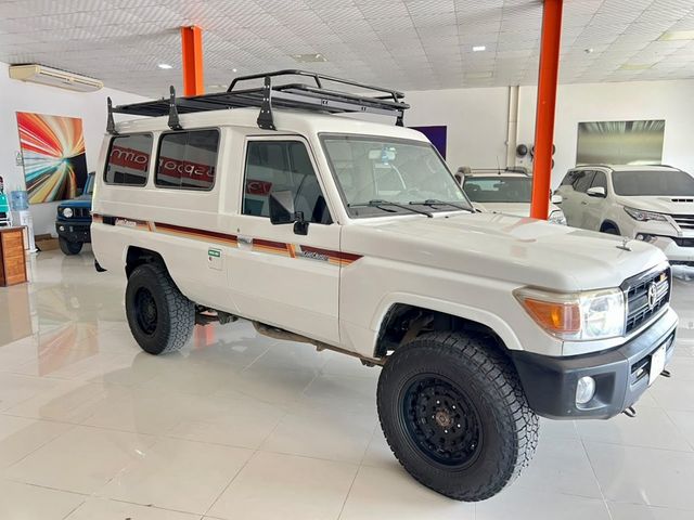 2016 Toyota Land Cruiser Troopy 5 Speed Diesel V6 13 pasajeros - 22958164 - 2